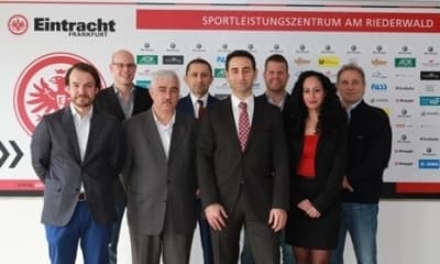 Gruppenfoto zur Kooperation von Worldeye und Eintracht Frankfurt, 2014