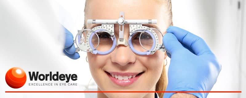 Symbolbild zur Voruntersuchung vor einer Augenoperation: Sehtest mit Messbrille