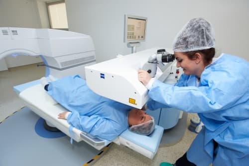 Operateur am Lasersystem während einer Behandlung