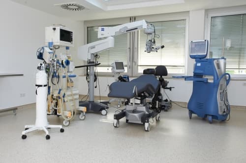 Behandlungssaal mit Operationsmikroskop