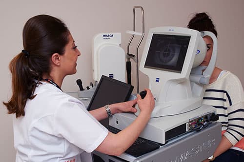 Augenuntersuchung am Diagnosegerät