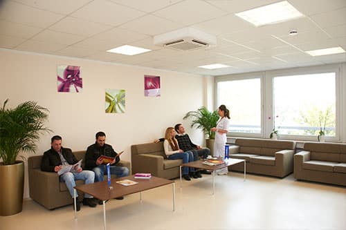 Wartebereich mit Sitzgruppen und Blumen