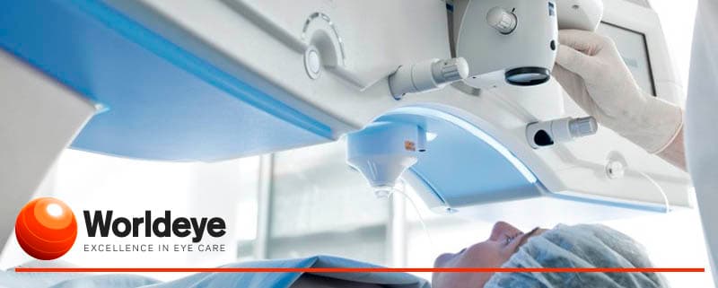 Symbolbild zum WORLDEYE-Newsletter: Person unter einem Augenlasersystem