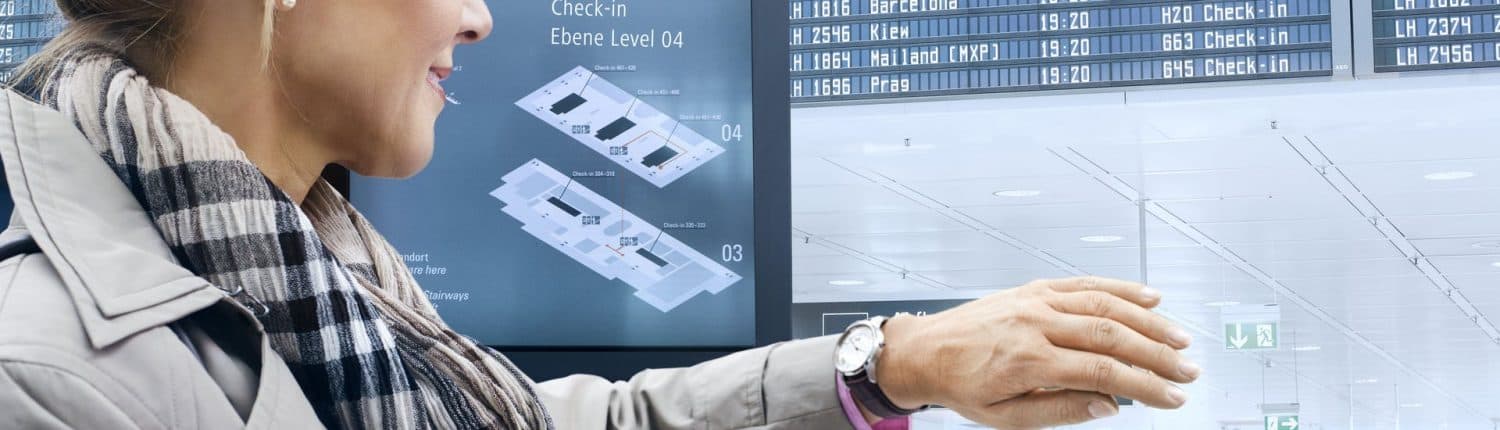 Symbolbild zu PRESBYOND: Frau vor einer Anzeigetafel am Flughafen