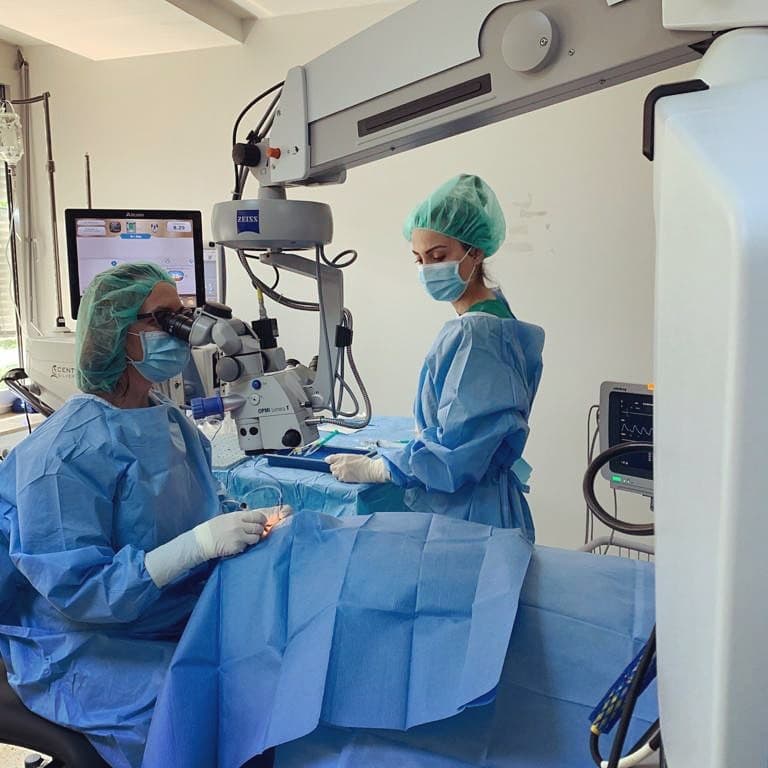 Augenoperation mit OP-Team am Operationsmikroskop
