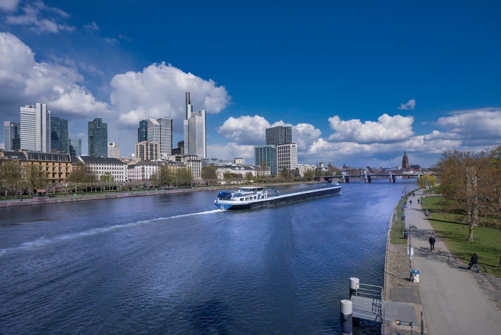 Main und Frankfurter Skyline nahe dem Augenzentrum am Schaumainkai