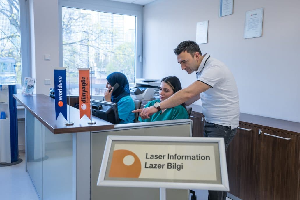 Empfang mit Laser-Informationsschalter im Worldeye Augenzentrum