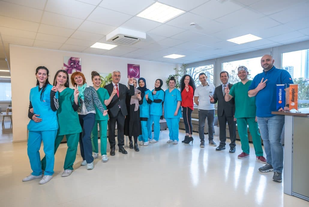 Das Worldeye-Team in der Eingangshalle des Augenzentrums