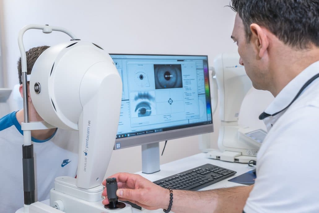 Augenvermessung am Diagnosegerät mit Auswertung am Bildschirm