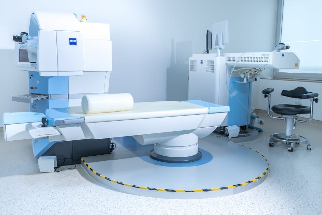 Laser-OP-Saal mit ZEISS-Lasersystemen und Patientenliege
