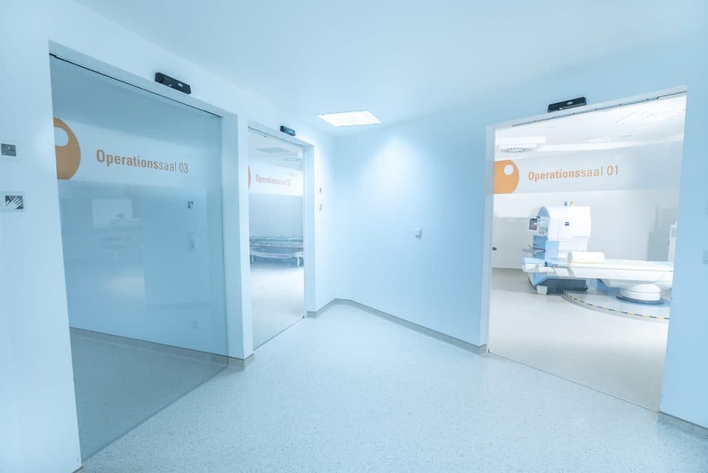Flur mit Zugang zu den Operationssälen