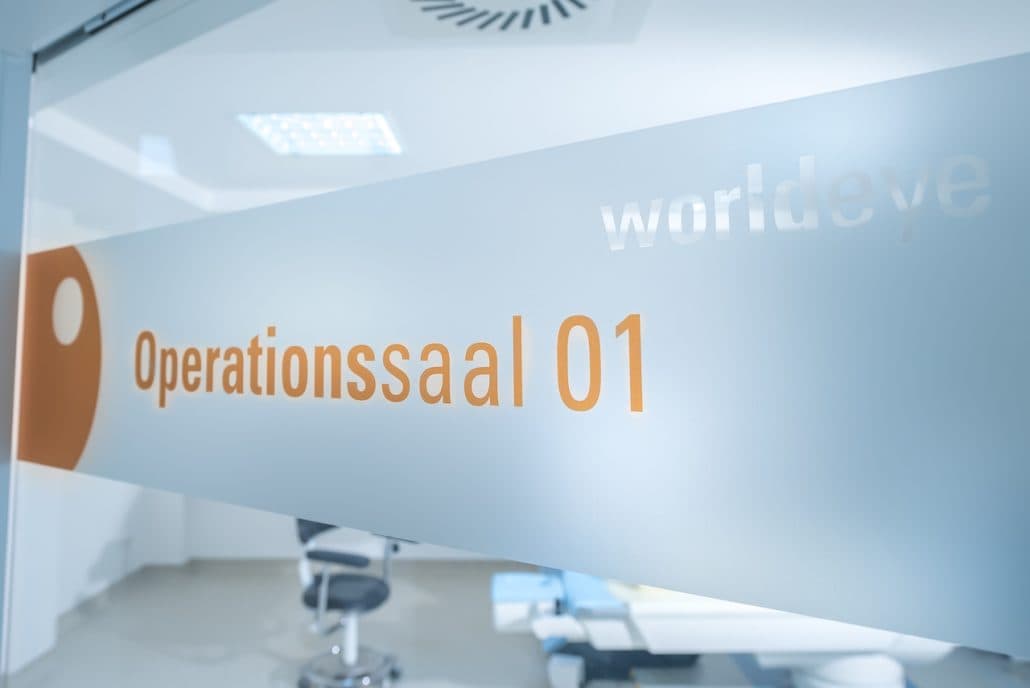 Glastür zum Operationssaal 01