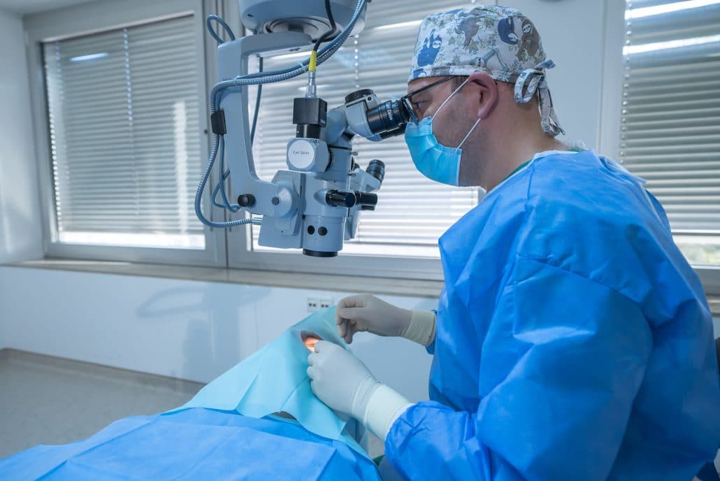 Augenoperation unter dem Operationsmikroskop