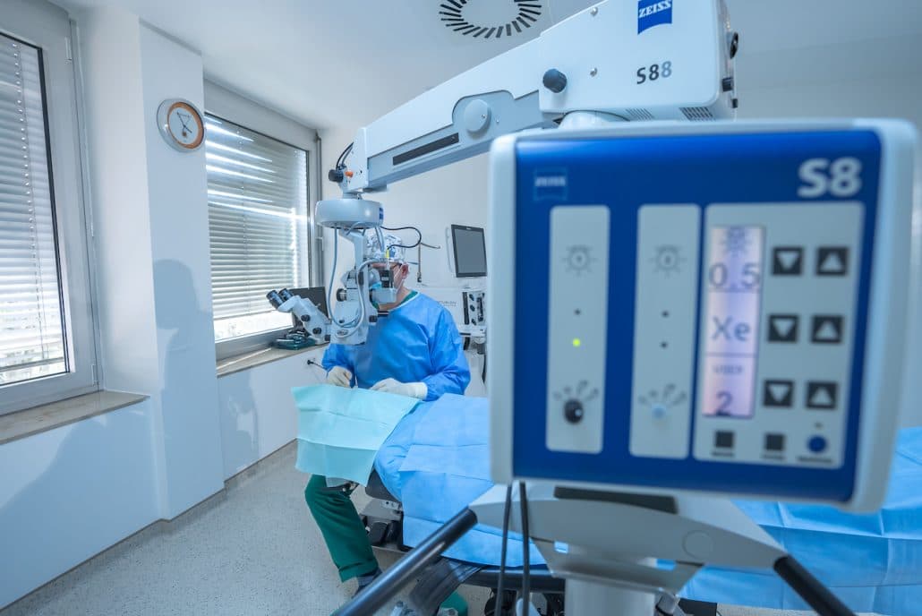 OP-Saal mit ZEISS-Operationsmikroskop und Lichtquelle