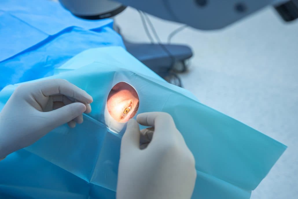 Steriles Abdecktuch mit Augenöffnung vor einer Augenoperation