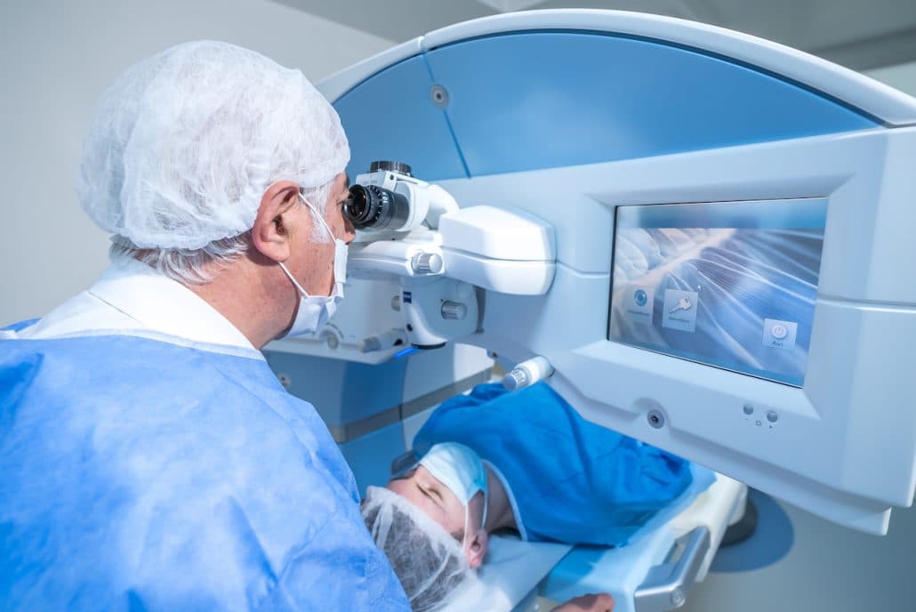 Augenarzt am ZEISS-Femtosekundenlaser während einer Behandlung