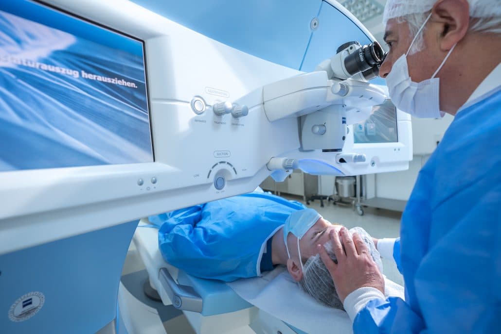Augenarzt am Laser während einer Augenlaser-Behandlung