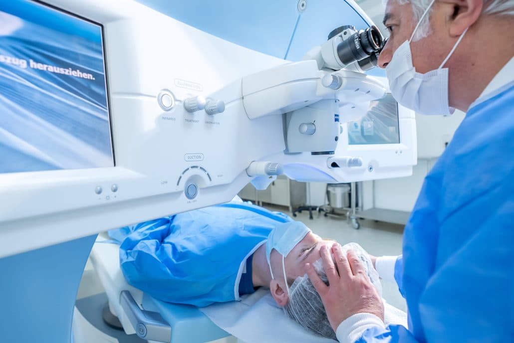 Augenarzt bei einer Laserbehandlung am ZEISS VisuMax