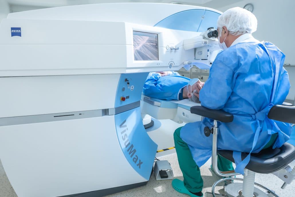 Augenlaser-Behandlung am ZEISS VisuMax im OP-Saal