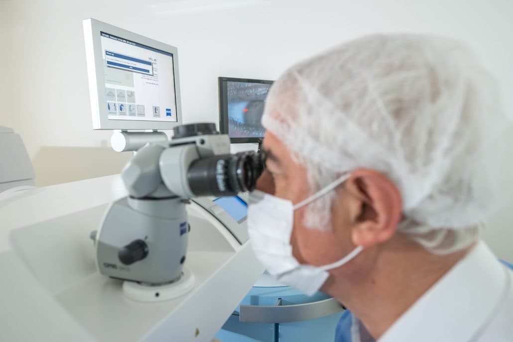 Augenarzt am Mikroskop des Lasersystems