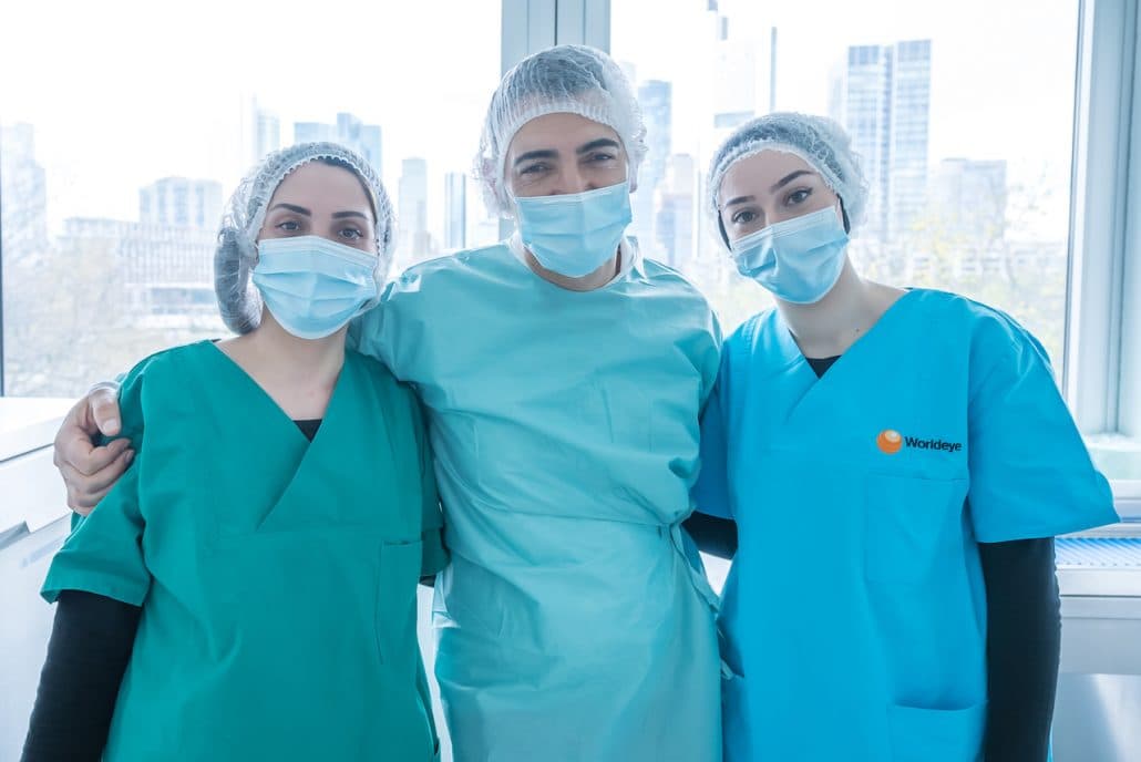 Drei Mitarbeiterinnen des OP-Teams in Schutzkleidung