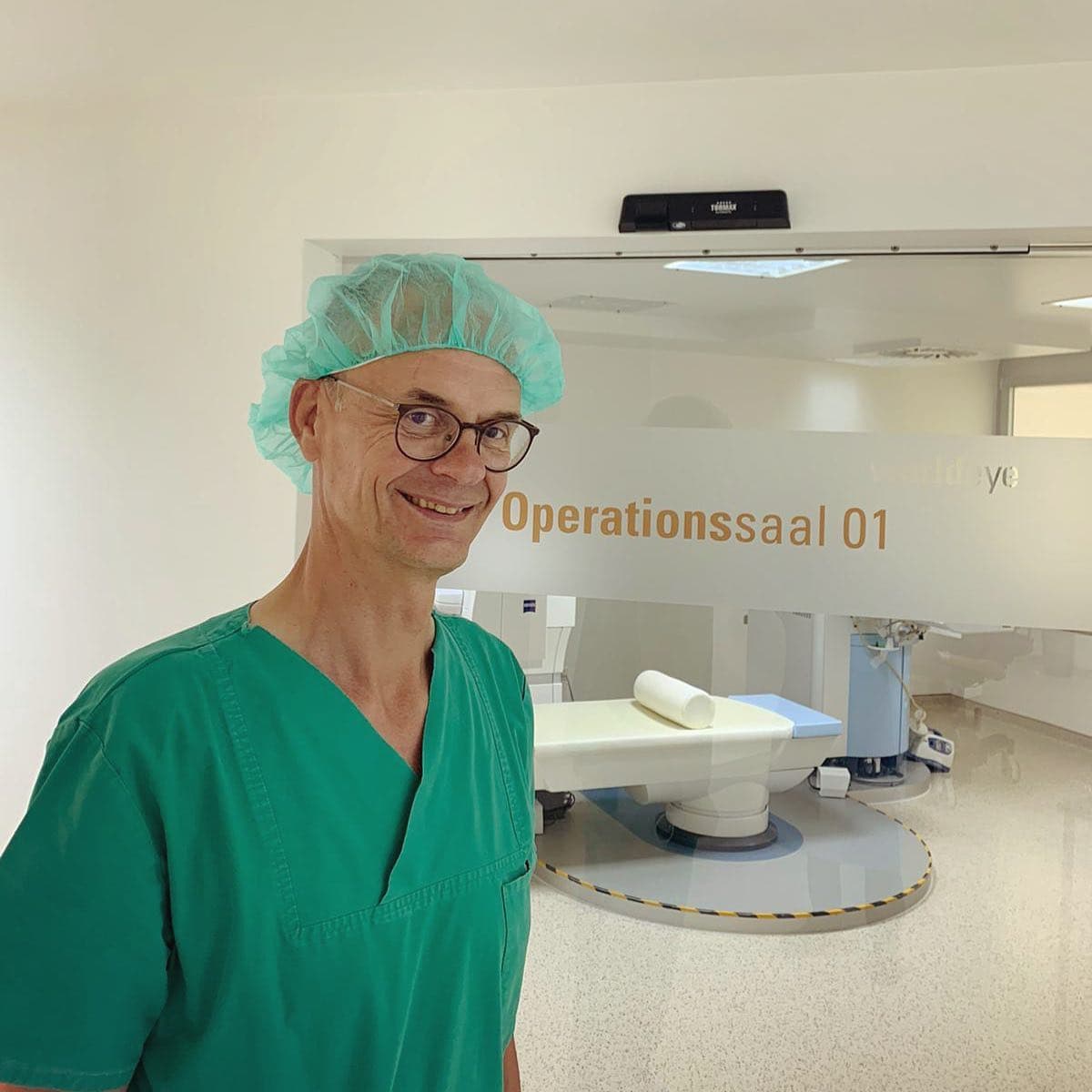 Mitarbeiter in grüner OP-Kleidung im Operationsbereich