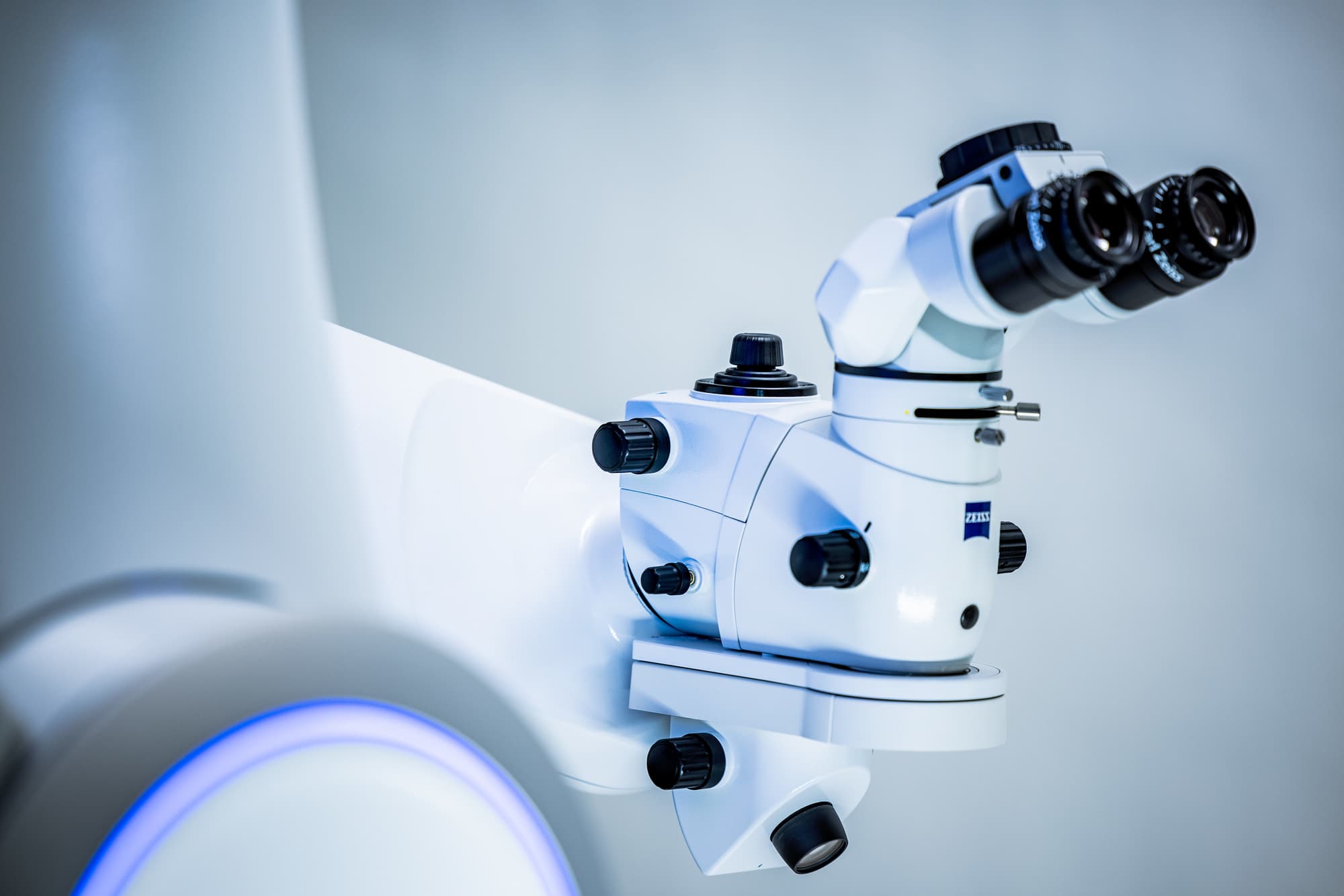 Operationsmikroskop des ZEISS VISUMAX 800 in Arbeitsposition