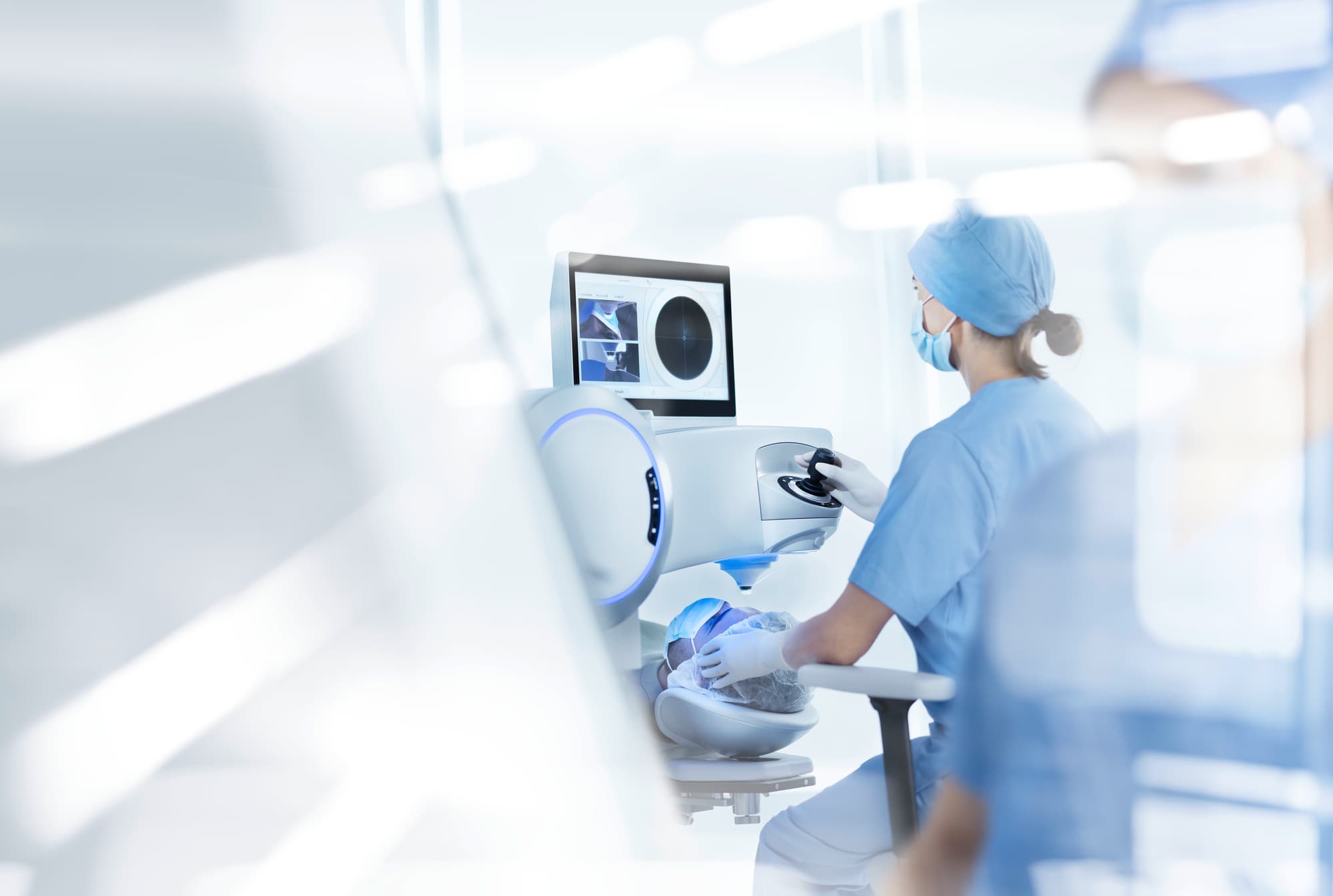 Operateurin bei einer Laserbehandlung am ZEISS VISUMAX 800 (Produktbild)