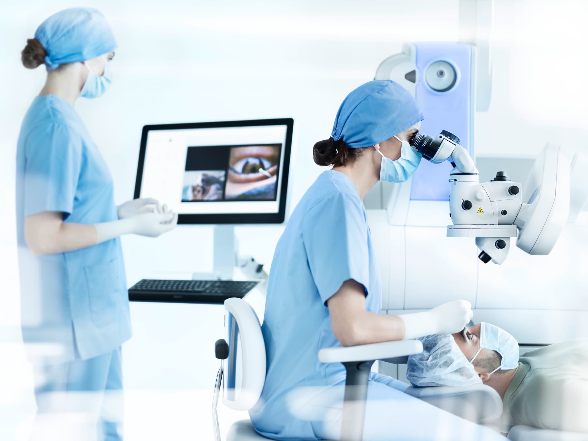 Bedienung des ZEISS VISUMAX 800 über Touchscreens (Produktbild)