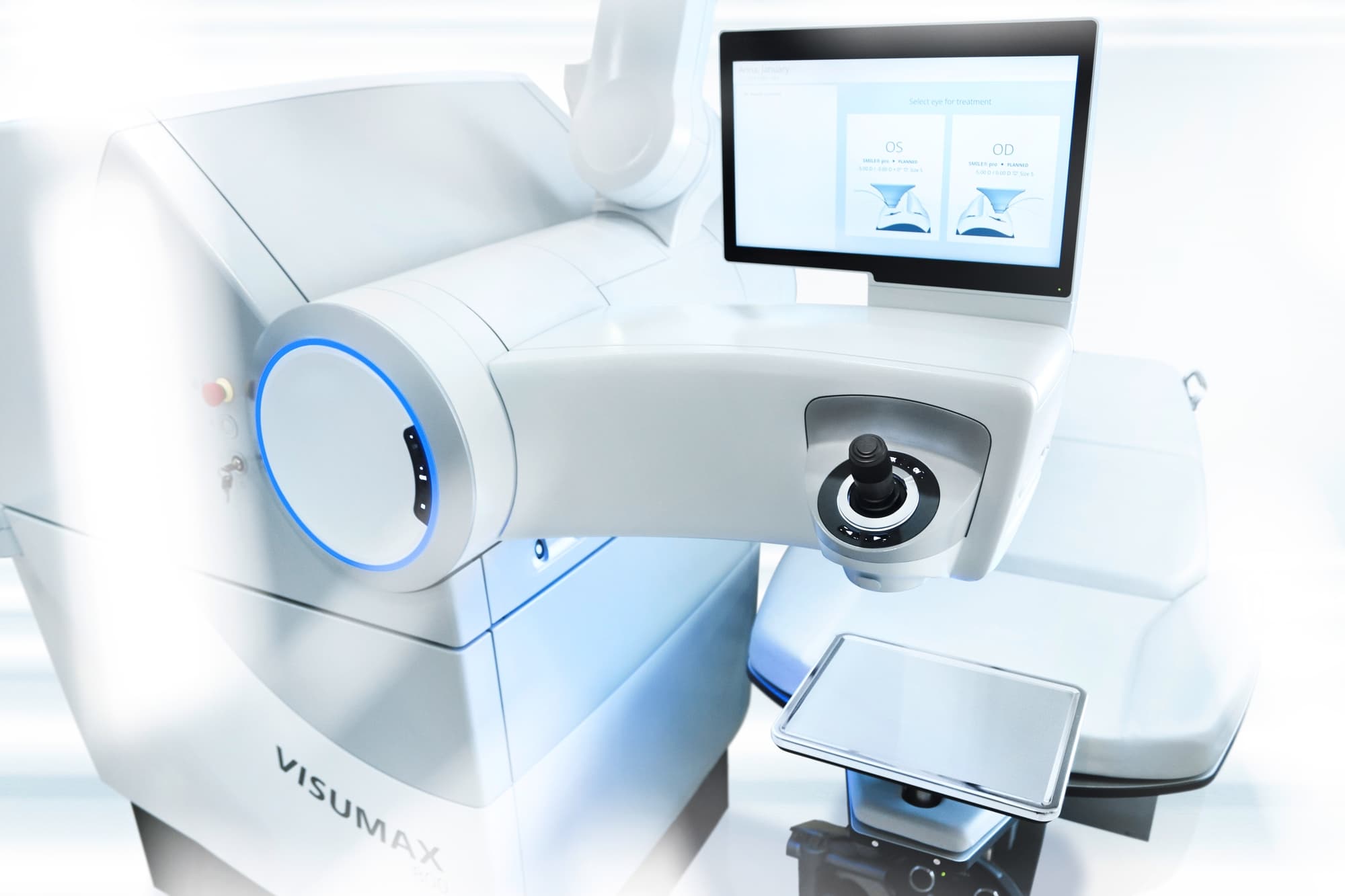ZEISS VISUMAX 800 mit Patientenliege und Bildschirm (Produktbild)