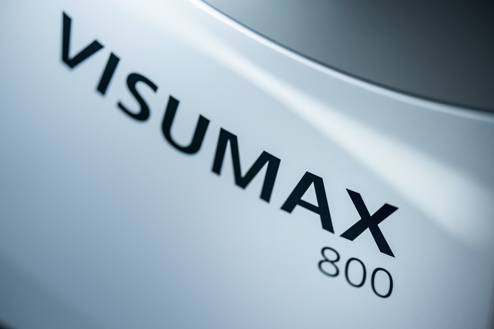 Schriftzug VISUMAX 800 am Augenlasergerät