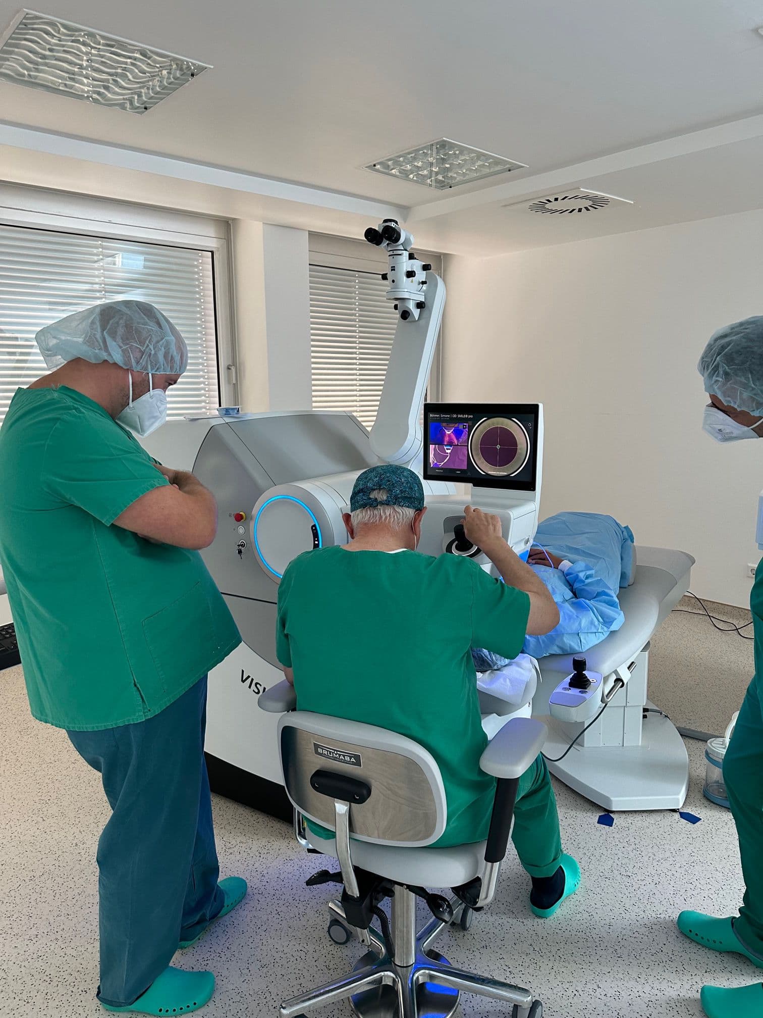 Operateur am Laser während einer Behandlung