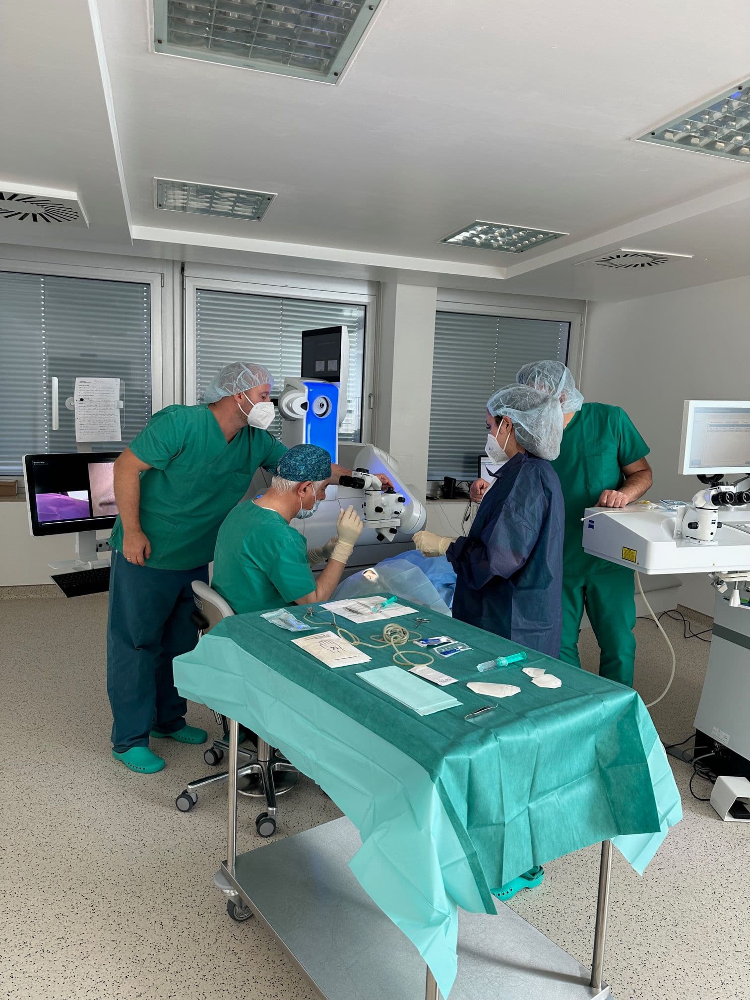 Augenoperation mit OP-Team, Instrumententisch im Vordergrund