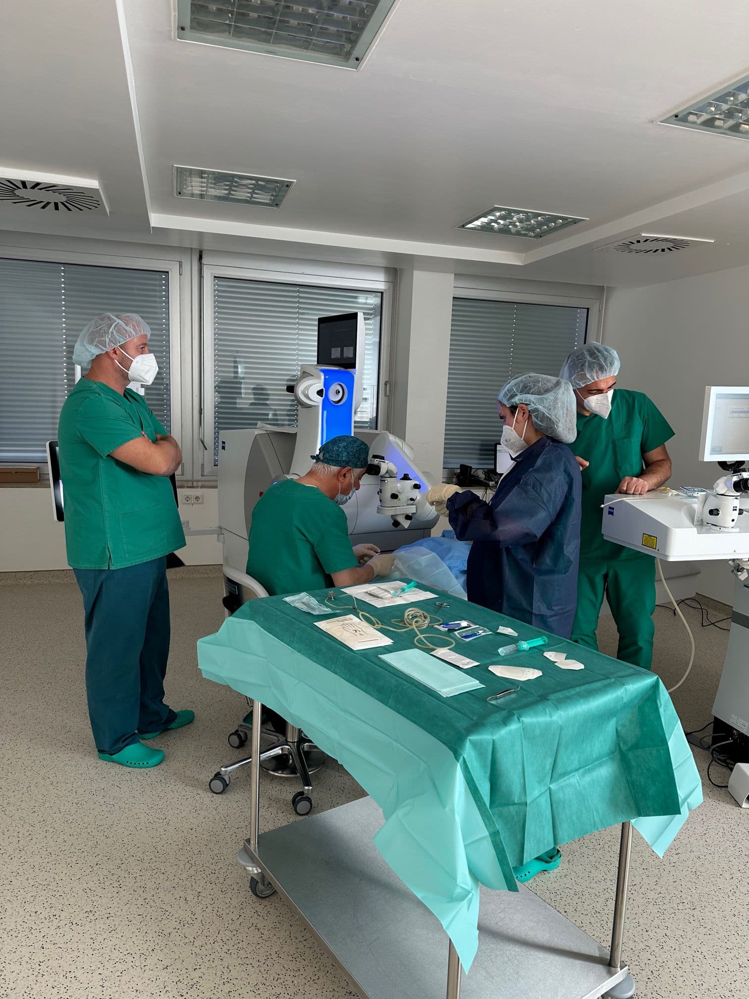 OP-Team während einer Augenoperation