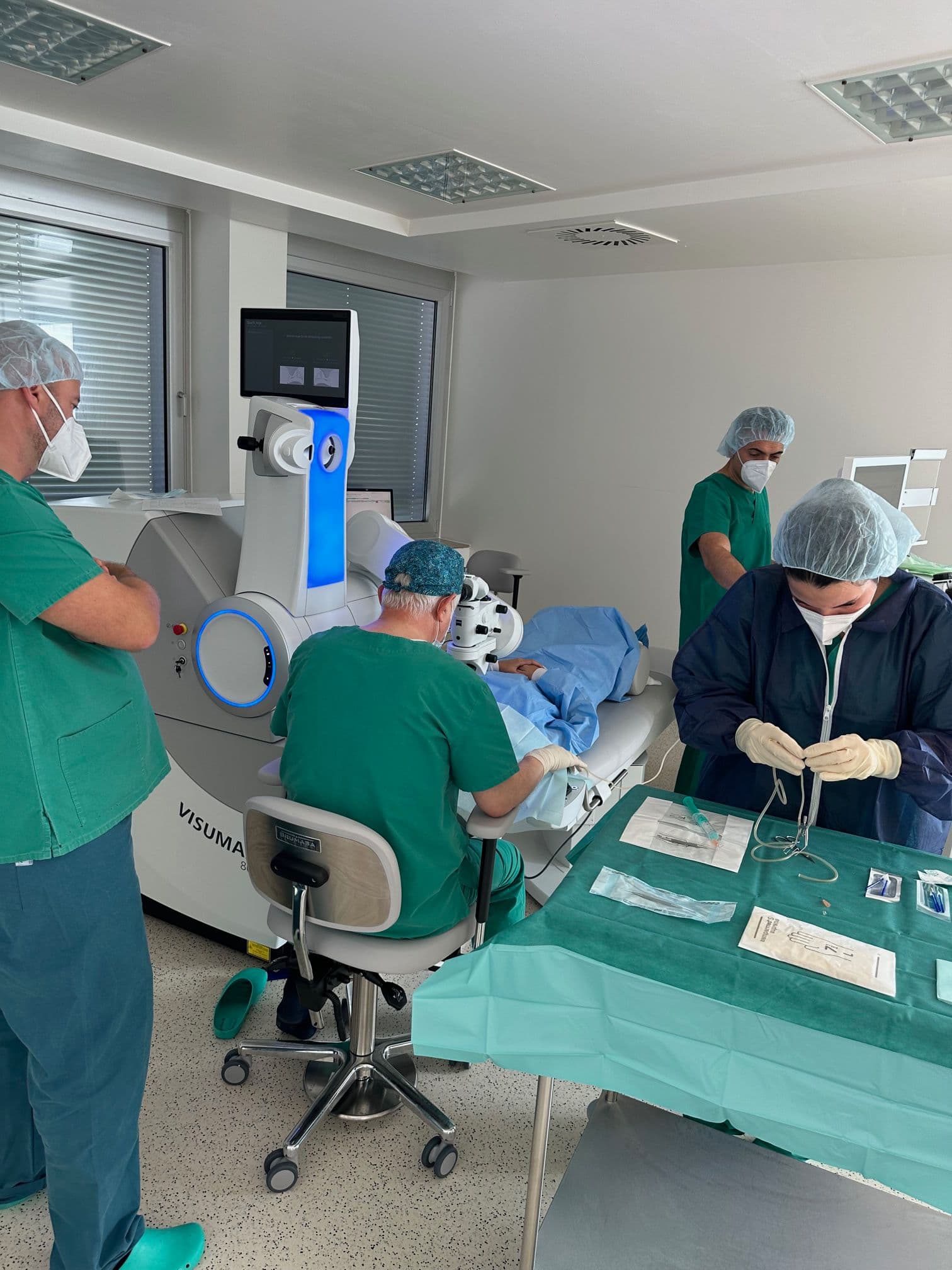 Operateur und Assistenz am sterilen Instrumententisch