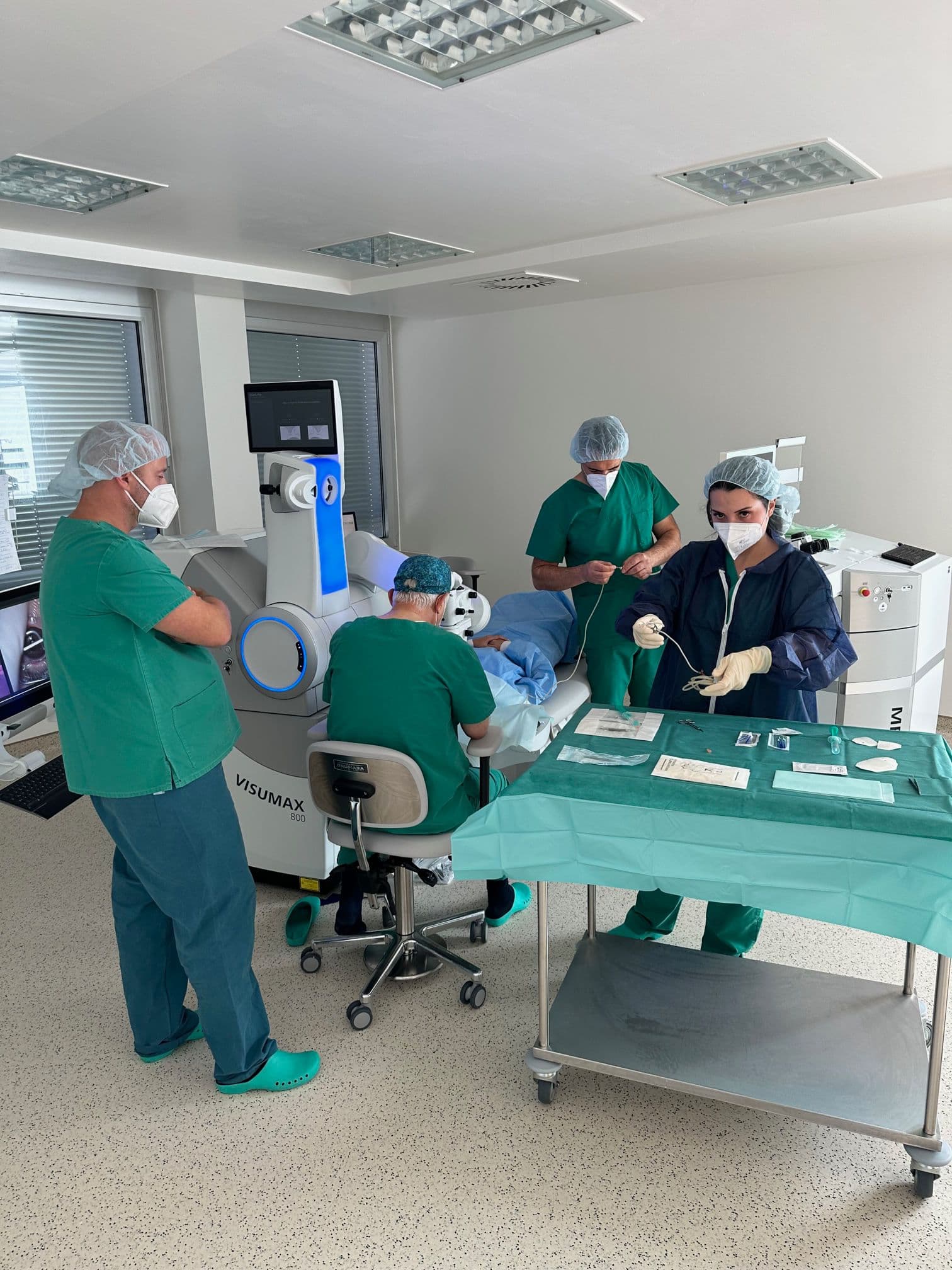 OP-Team bei der Vorbereitung einer Augenoperation