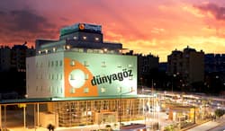 Gebäude von Dünyagöz Antalya in der Abenddämmerung